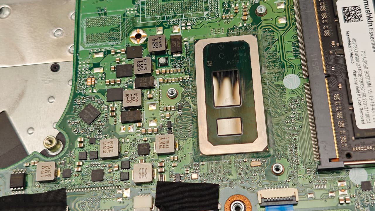 Procesador del notebook limpio, preparado para aplicar pasta térmica