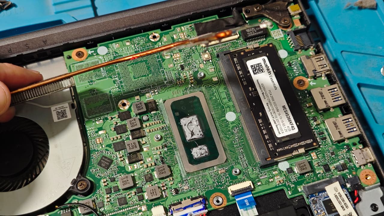 Aplicación de pasta térmica antes de reinstalar el disipador del notebook